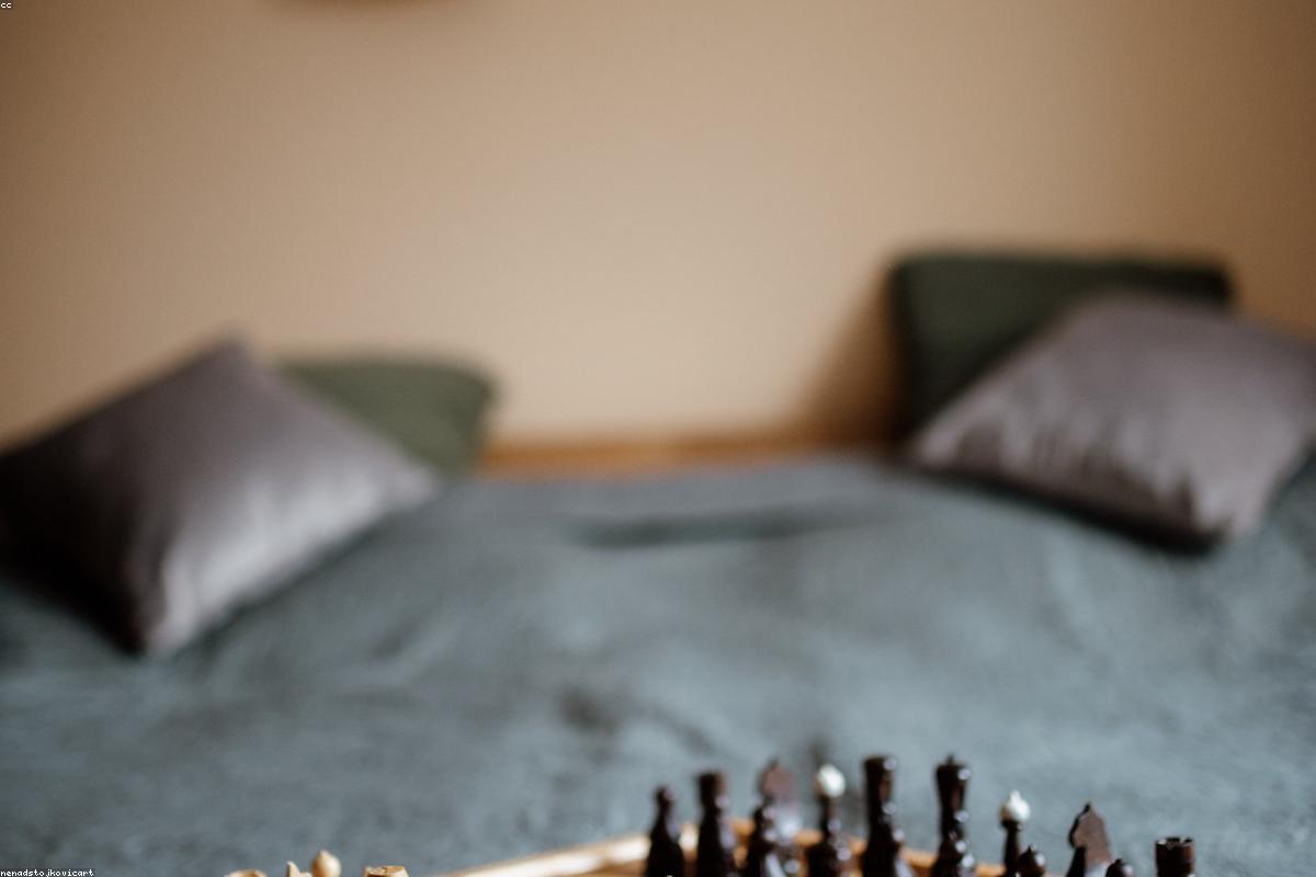 Joueurs autour d'une table de jeu de société en pleine partie